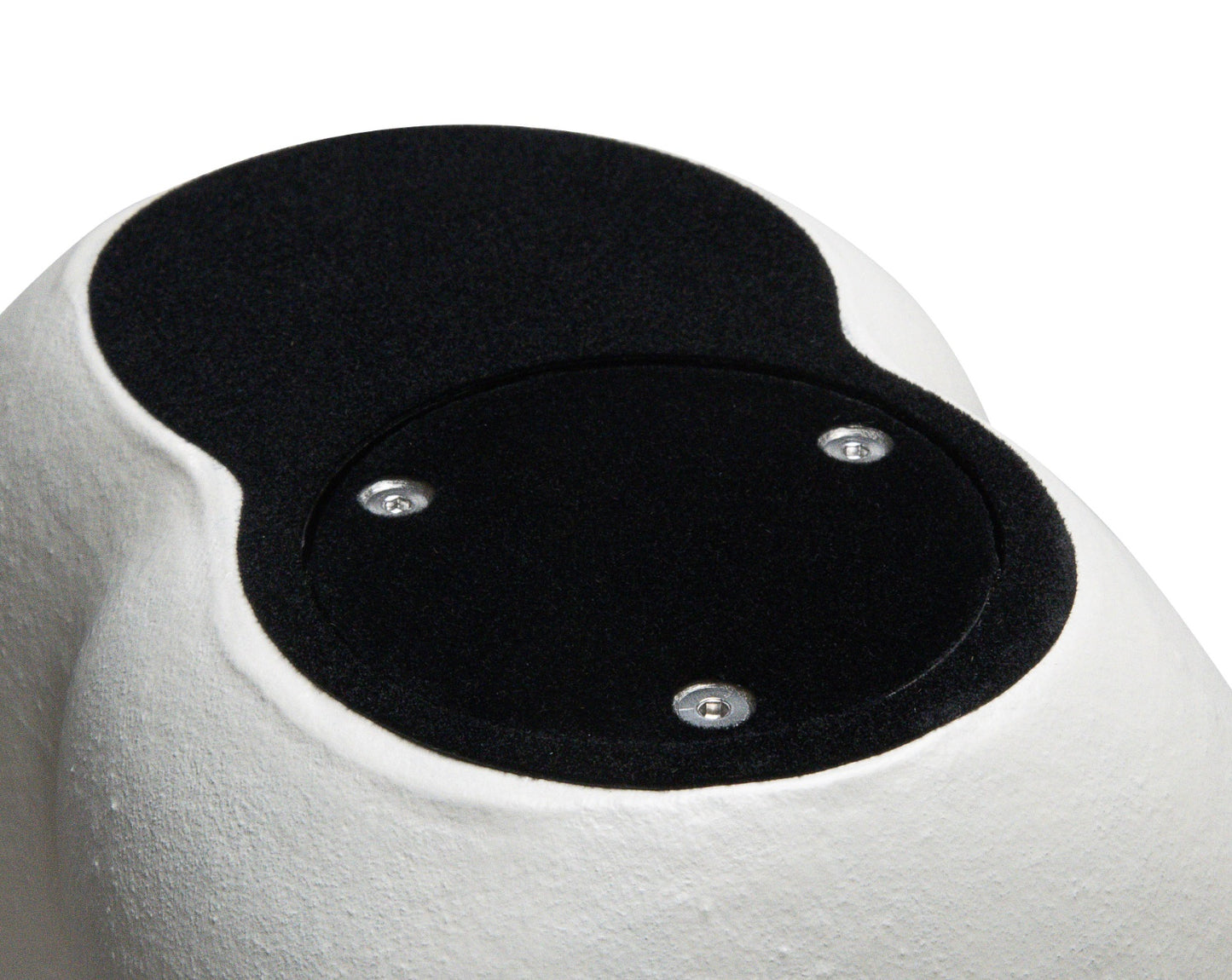 Detail van de sluiting van de kleine witte Embrace urn – modern Nederlands design