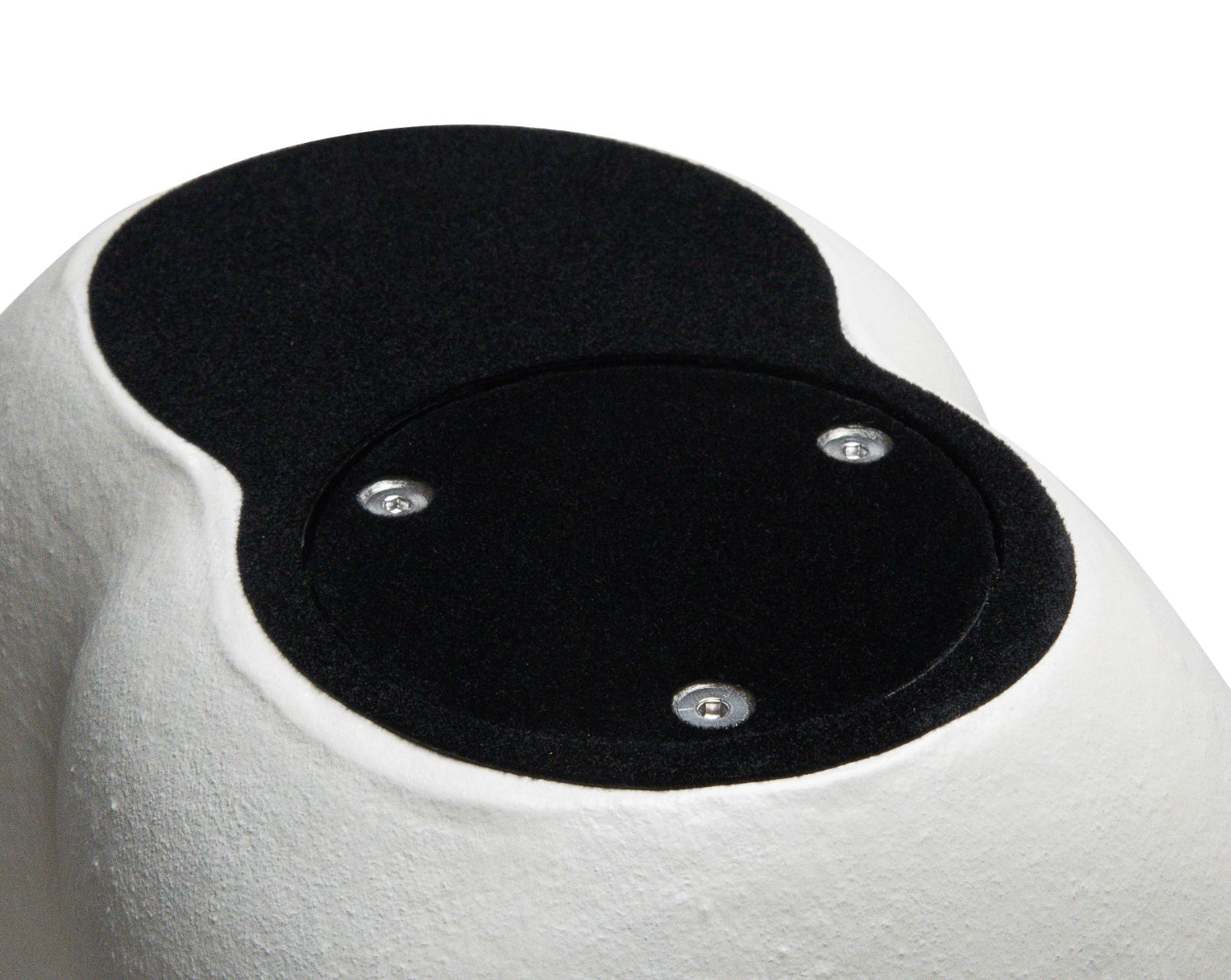 Detail van de sluiting van de kleine witte Embrace urn – modern Nederlands design