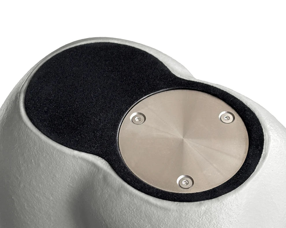 Detail van de sluiting van de kleine witte Embrace urn – modern Nederlands design