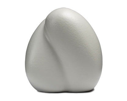 Vooraanzicht van de kleine witte Embrace urn – modern Nederlands design