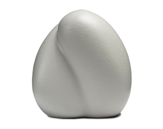 Vooraanzicht van de kleine witte Embrace urn – modern Nederlands design