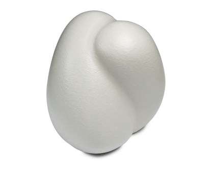 Zijaanzicht van de kleine witte Embrace urn – modern Nederlands design