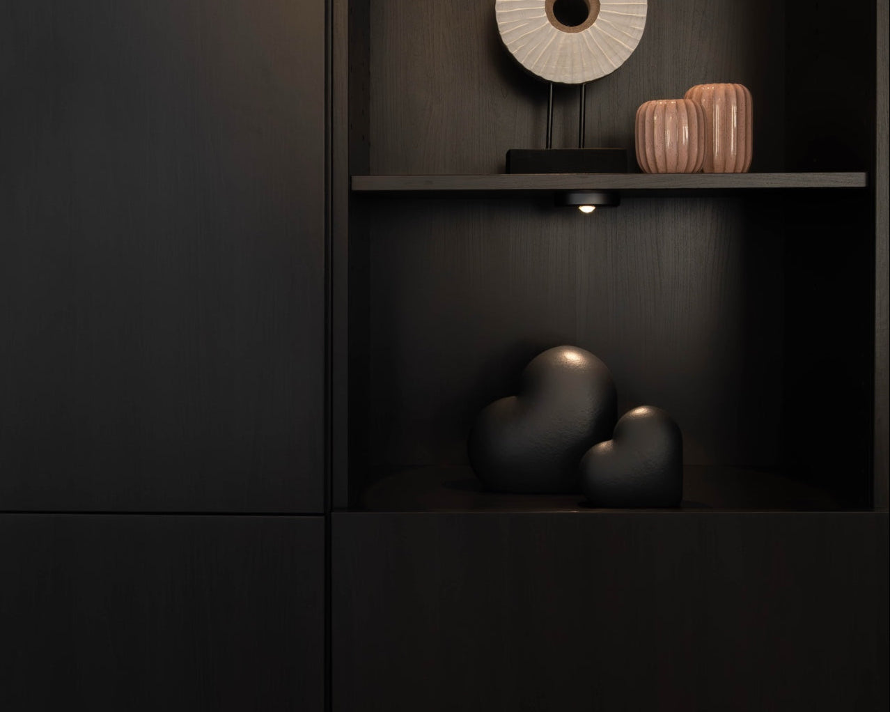 Sfeerfoto van de kleine donkerblauwe Heart urn in een kast – modern Nederlands design