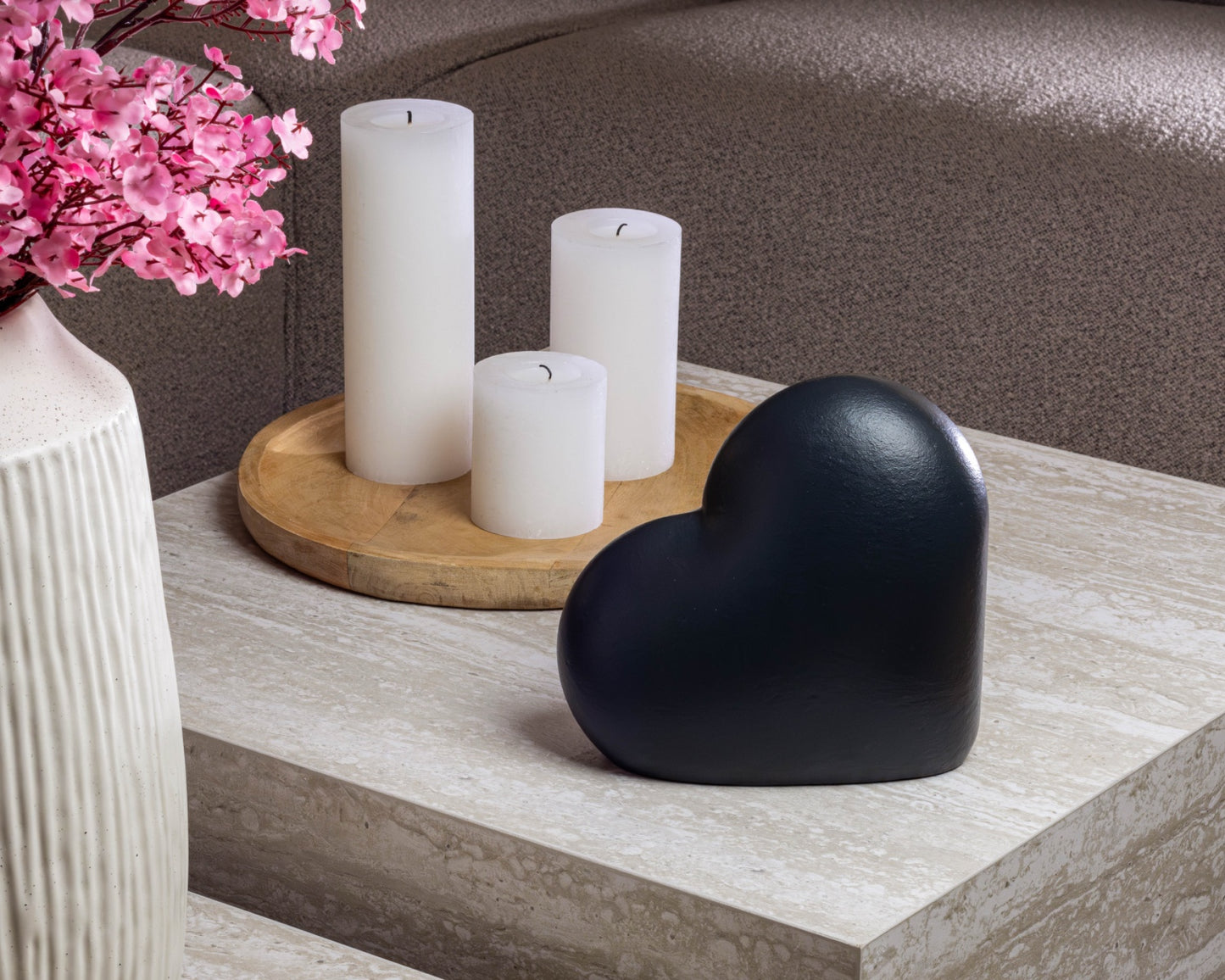 Sfeerfoto van de kleine donkerblauwe Heart urn op een tafel – modern Nederlands design