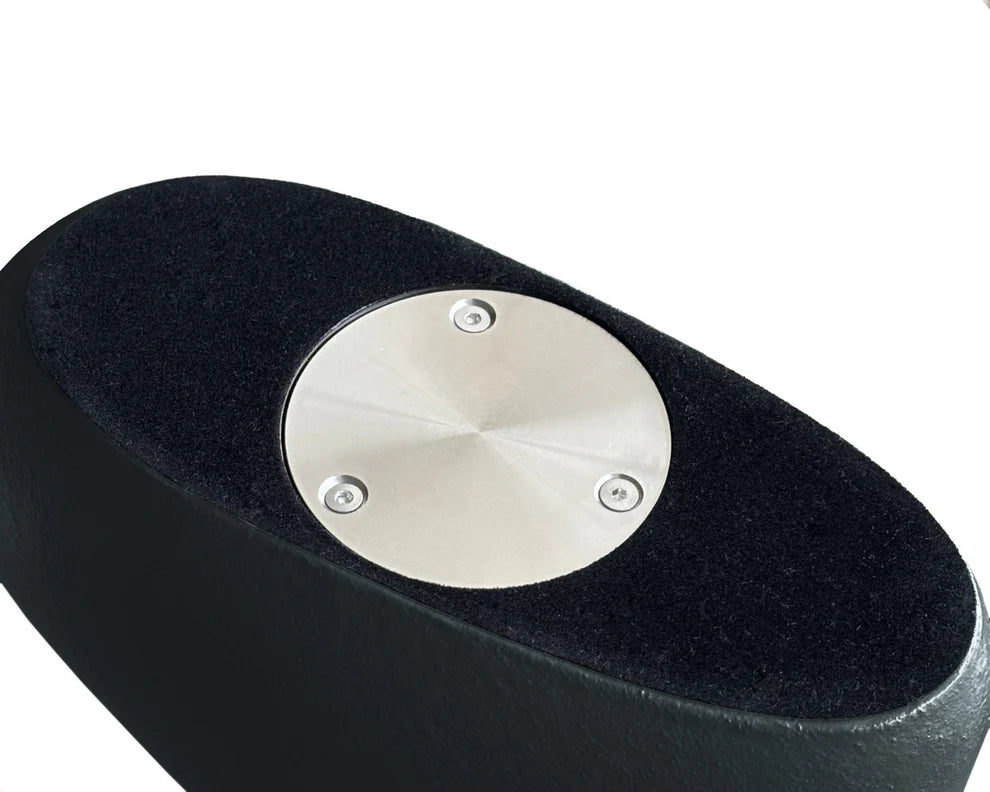 Detail van de sluiting van de kleine donkerblauwe Heart urn – modern Nederlands design