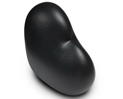 Zijaanzicht van de kleine donkerblauwe Heart urn – modern Nederlands design