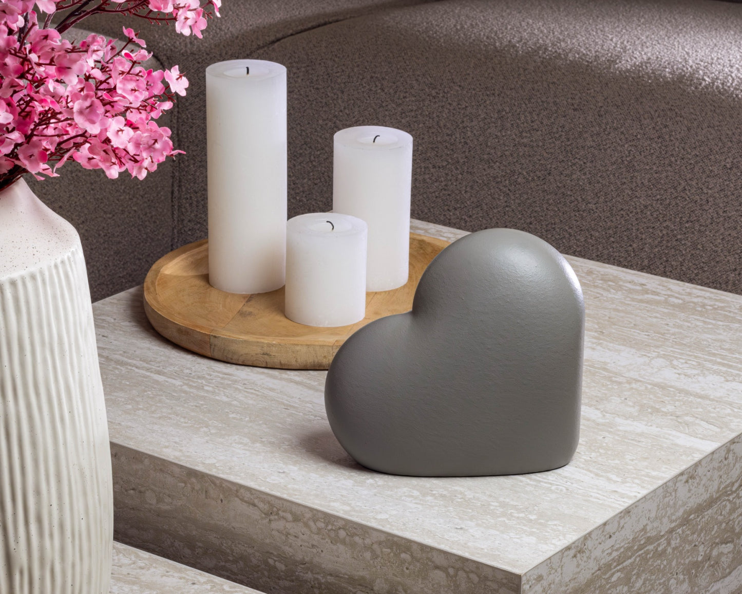 Sfeerfoto van de kleine grijze Heart urn op een tafel – modern Nederlands design