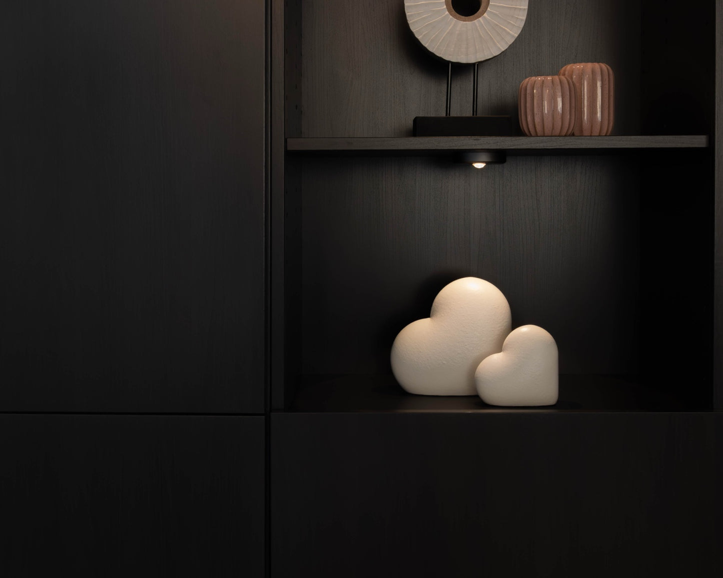 Sfeerfoto van de kleine witte Heart urn in een kast – modern Nederlands design
