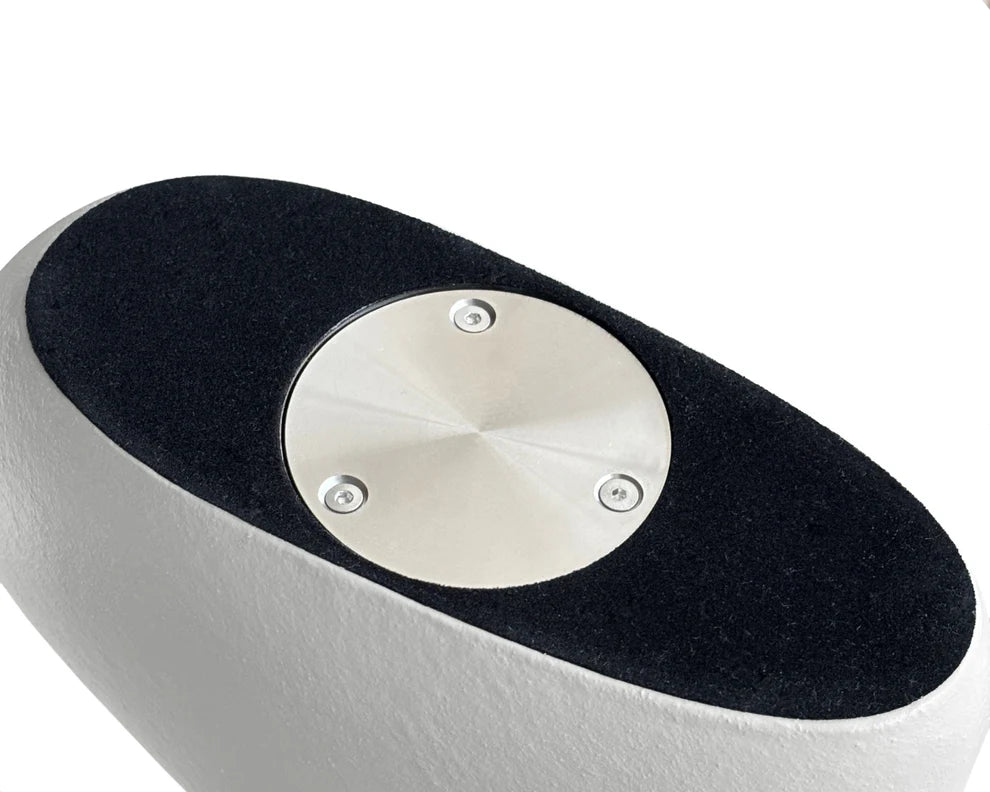 Detail van de sluiting van de kleine witte Heart urn – modern Nederlands design