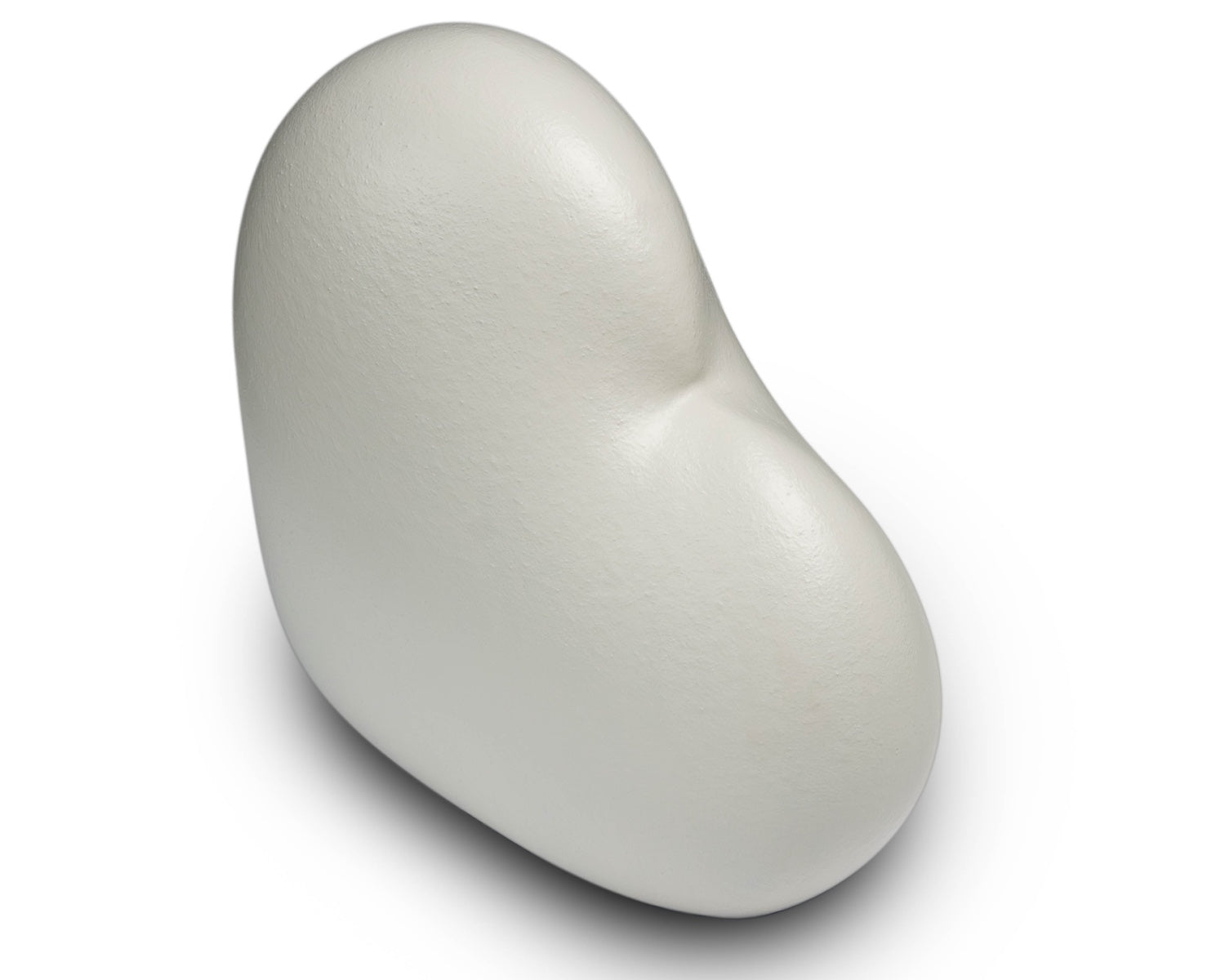 Zijaanzicht van de kleine witte Heart urn – modern Nederlands design