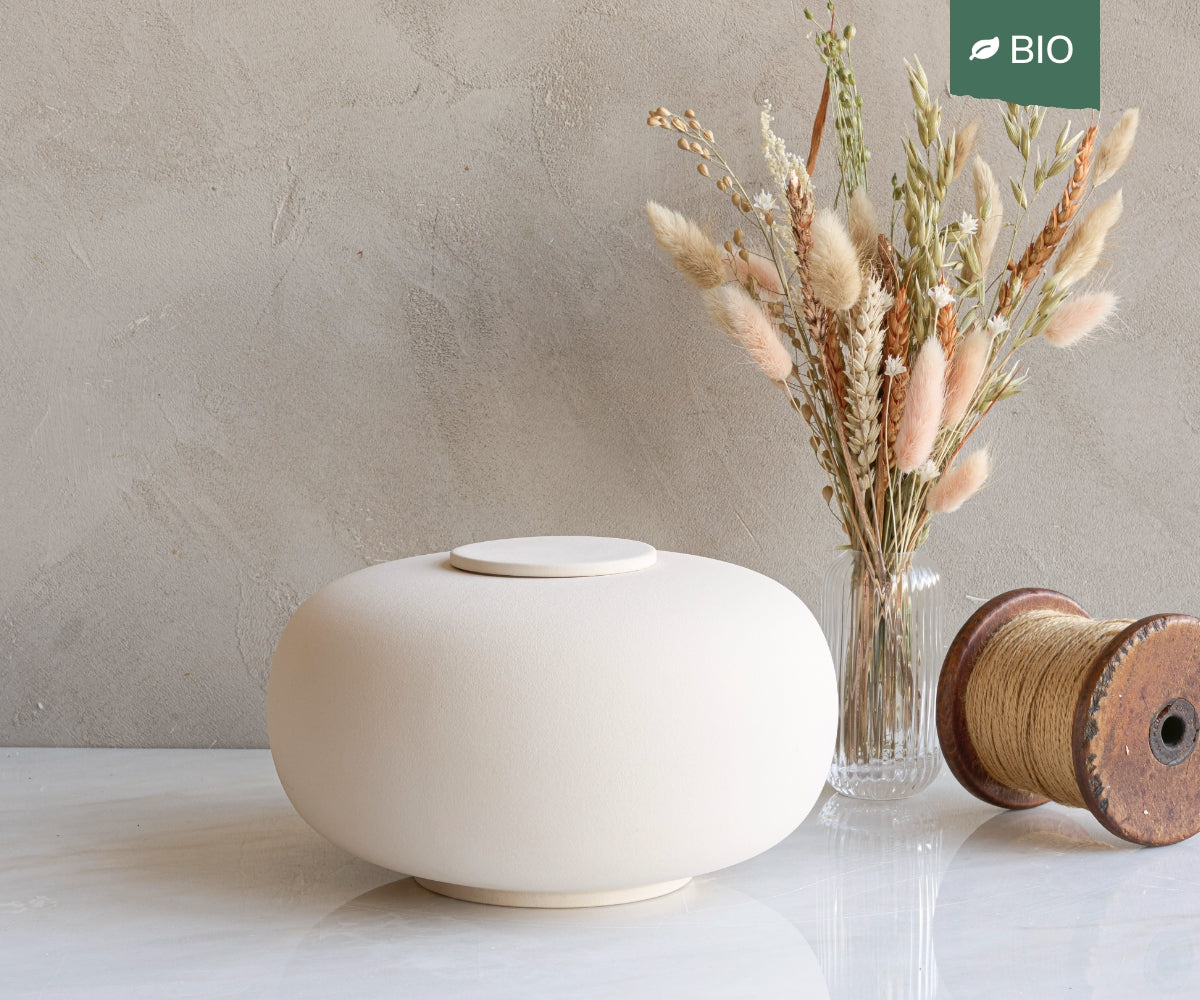 Beige Noma urn in sfeervolle setting als herdenkingsurn in huiselijke omgeving
